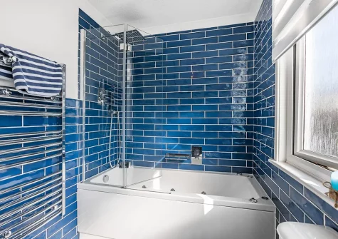 Bedroom #1 en-suite bathroom at Soundwaves House, Bude