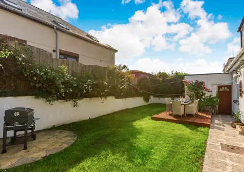 The garden, alfresco dining & barbecue area at Soundwaves House, Bude