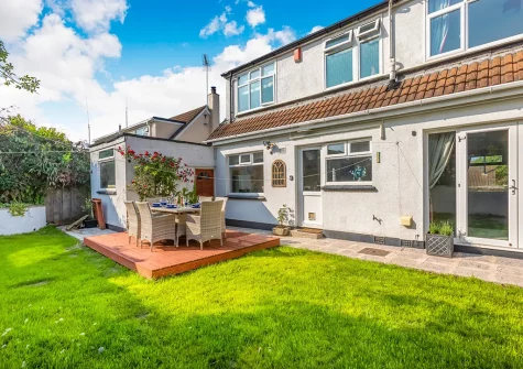 The garden & alfresco dining area at Soundwaves House, Bude