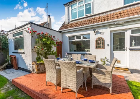The garden & alfresco dining area at Soundwaves House, Bude