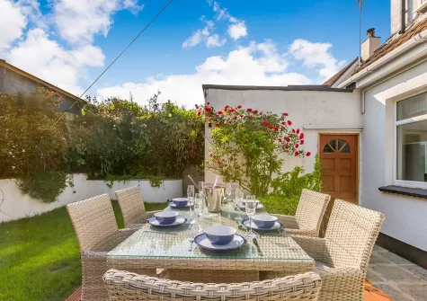 The garden & alfresco dining area at Soundwaves House, Bude