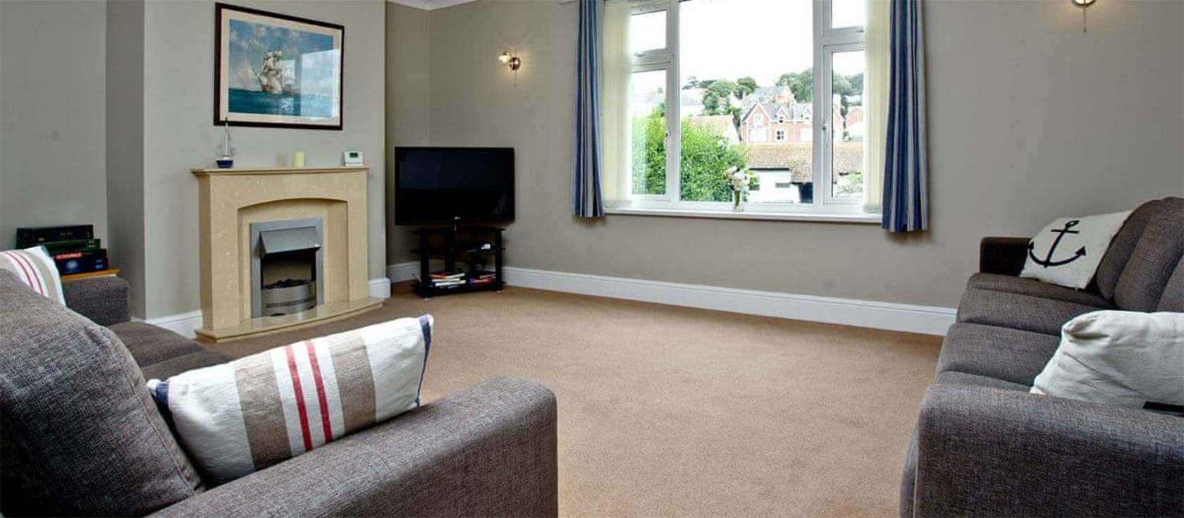 South Sands, Paignton is a four bedroom two bathroom family home with well-planned living space opening directly onto the enclosed terrace. Ideal for families it has a shared lawn & is close to cafes, shops, beaches & Splashdown Waterpark.