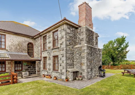 The barbecue, alfresco dining area & large grassed garden at Sowanna Farm Cottage, White Cross