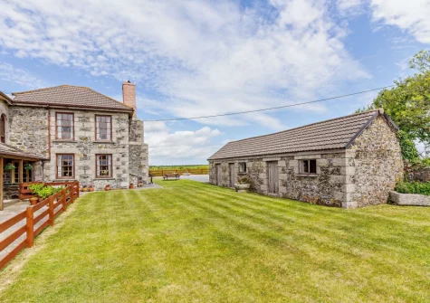 The large grassed garden at Sowanna Farm Cottage, White Cross
