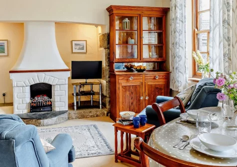 Sowanna Farm Cottage, White Cross is a peaceful two-bedroom retreat set within beautiful Cornish countryside near Mullion, featuring a games room with pool table and table football, expansive gardens, and easy access to stunning beaches.