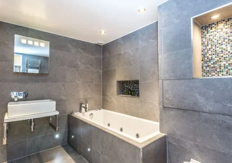 The en-suite bathroom at Spice Barn, Old Lanwarnick Cottages, Trefanny Hill