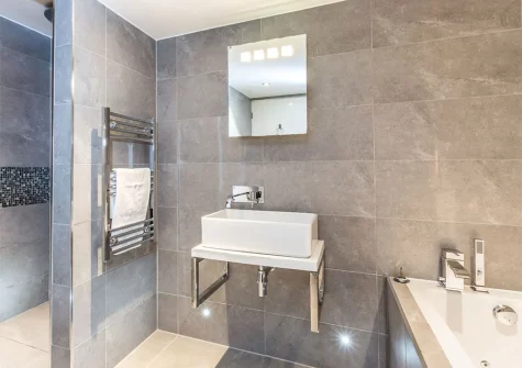 The en-suite bathroom at Spice Barn, Old Lanwarnick Cottages, Trefanny Hill