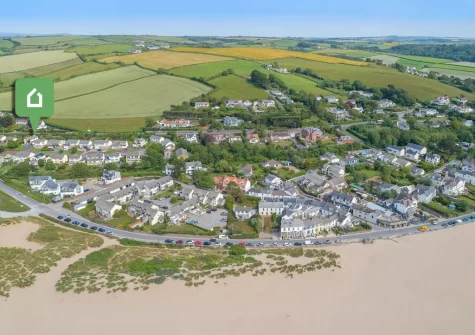 Spindrift  is nestled in the heart of Instow with waterfront cafes, restaurants and a golden sandy beach less than 3 minutes walk away