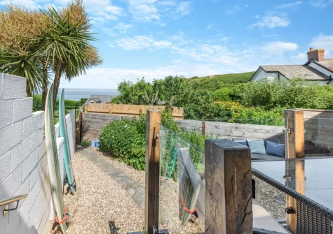 The courtyard garden & outdoor sitting area at Spring Cottage, Mortehoe