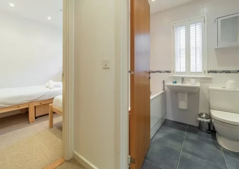 The bathroom at Spring Tide, Porthtowan