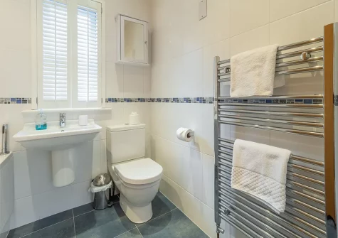 The bathroom at Spring Tide, Porthtowan