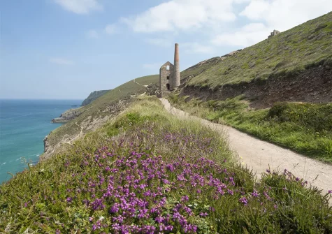 Spring Tide, Porthtowan is perfectly located for walking along the coastal path