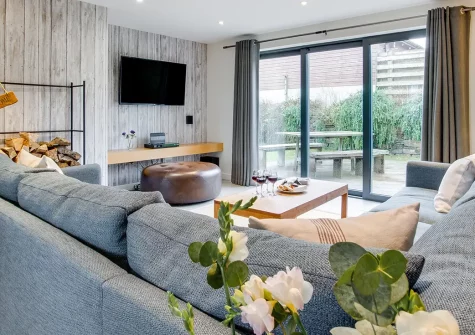 St Cadoc, Trevone is a bright 3-bedroom modern house near Cornwall's stunning coast. Enjoy open-plan living, wraparound garden views, conservatory, and easy access to Trevone's beaches and Padstow's attractions. Perfect for family groups.