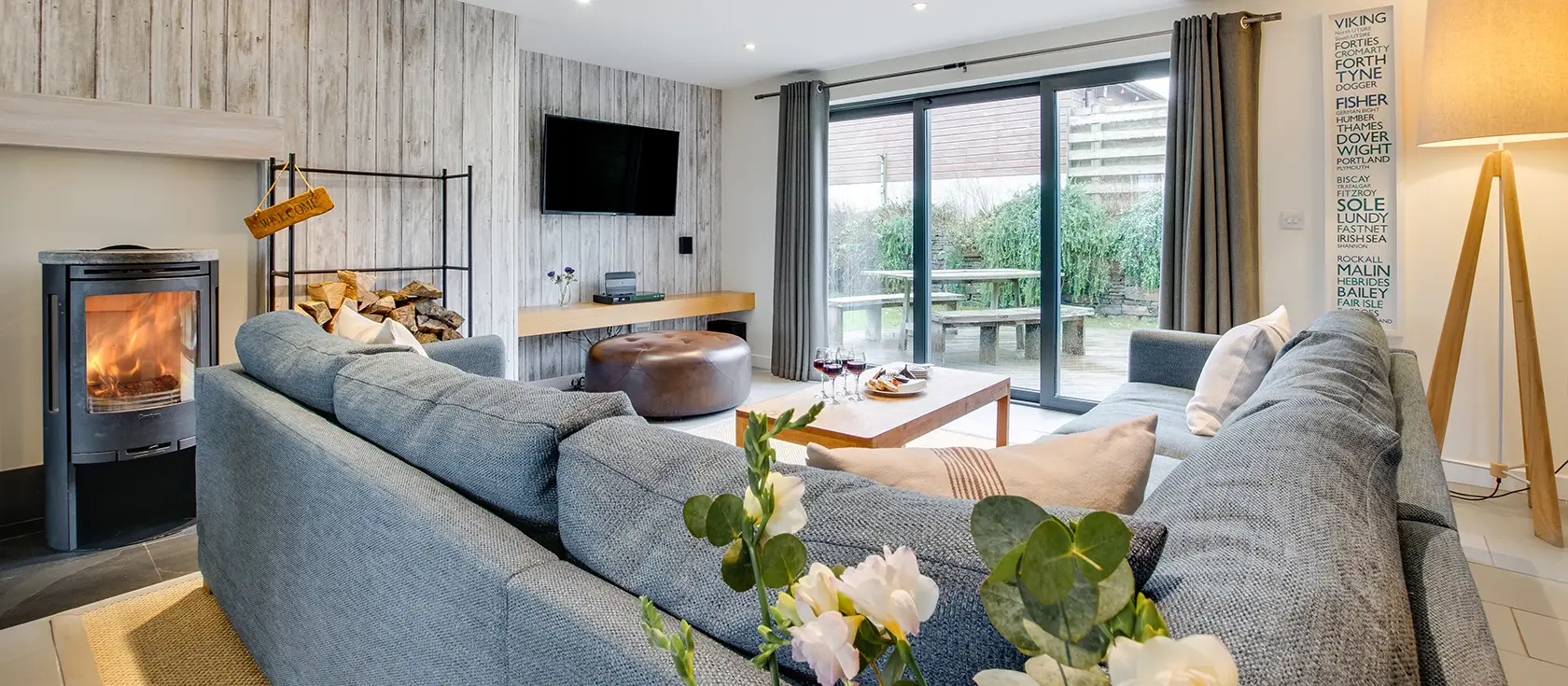 St Cadoc, Trevone is a bright 3-bedroom modern house near Cornwall's stunning coast. Enjoy open-plan living, wraparound garden views, conservatory, and easy access to Trevone's beaches and Padstow's attractions. Perfect for family groups.