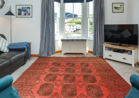 St Gwithians, 7 Bay View Terrace, Porthleven is a characterful Grade II-listed Edwardian house positioned above the historic harbour. It features fabulous sweeping sea views, original period details, and easy access to fantastc coastal walks.