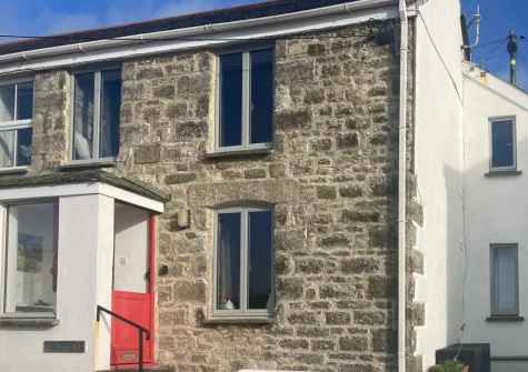 St Michaels is a charming semi-detached cottage with its secret garden & uninterrupted views of the sea