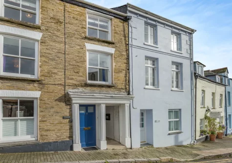 St Piran's is an elegant three-storey cottage in the heart of Padstow, just 200 metres to it's bustling harbour
