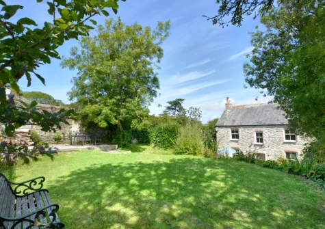 The outdoor sitting area & garden at St Teresa's Cottage, St Mawgan