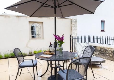 The patio & alfresco dining area at Starre Barn Cottage, Beer