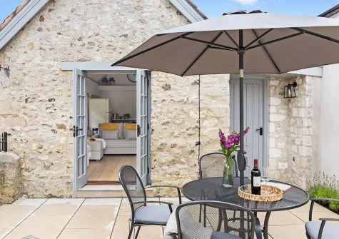 The patio & alfresco dining area at Starre Barn Cottage, Beer
