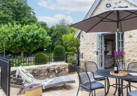 The patio & alfresco dining area at Starre Barn Cottage, Beer
