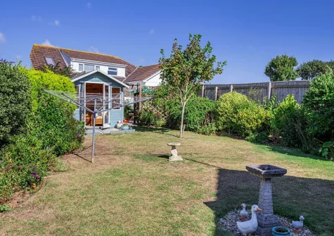 The garden & summer house at Stewarts Retreat, Bude