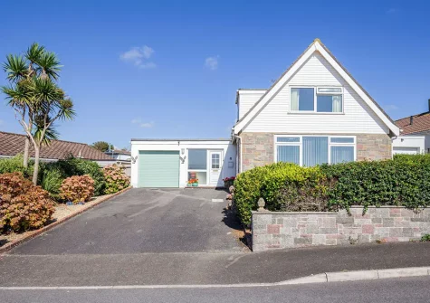 Stewarts Retreat is a beautifully light & spacious coastal home with contemporary features