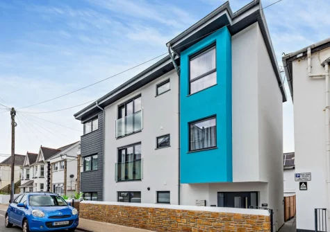 Stone Bay is a beautifully presented contemporary apartment enjoys far reaching sea views from the top floor