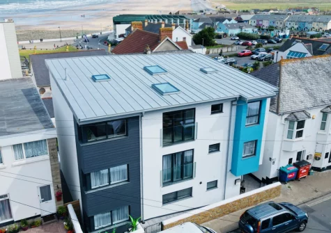Stone Bay is located in the heart of Westward Ho! with its five-kilometre sandy beach, cafes, pubs, restaurants and shops