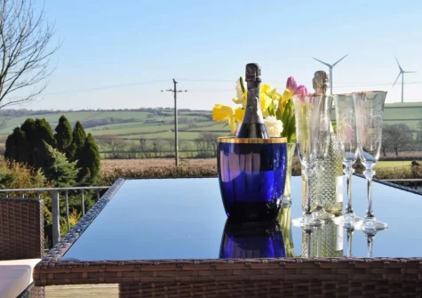 The decked patio & alfresco dining area at Stonewold, Buckland Brewer