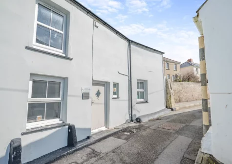 Stormgazer is a stunning three-bedroom cottage, features quintessentially coastal d√©cor & soft furnishing