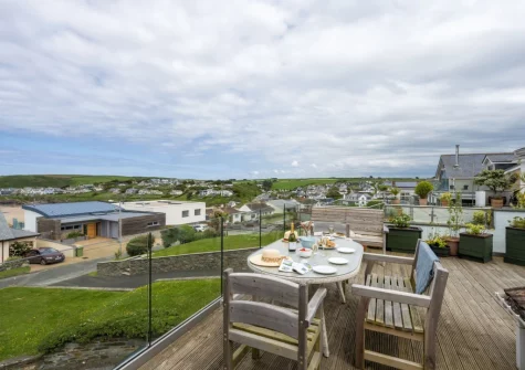 The front-facing balcony & alfresco dining area at Stradav, Polzeath