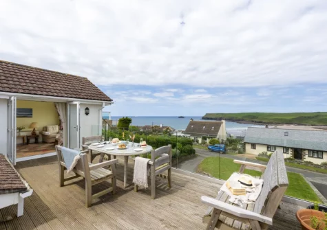 The front-facing balcony & alfresco dining area at Stradav, Polzeath