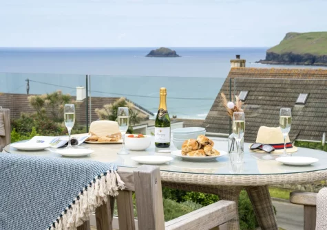 The front-facing balcony & alfresco dining area at Stradav, Polzeath