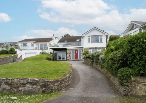 Stradav is a five-bedroom holiday home showcasing sweeping panoramic sea views & easy access to scenic coastal walks