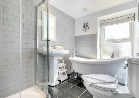 The bathroom at Suffolk Cottage, Porthleven