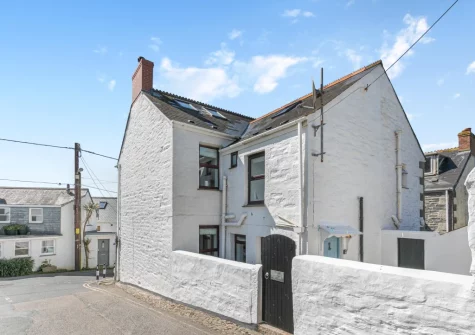 Suffolk Cootage is in a quiet location just steps from the harbour, pubs, restaurants & sandy beach