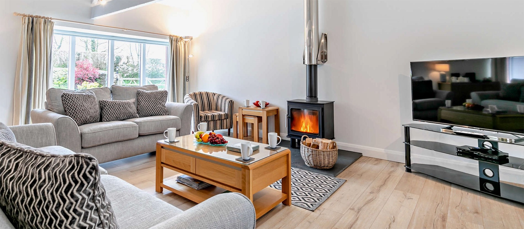 Summer Lane, Saint Martin-by-Looe is a serene 3-bedroom cottage with stunning sea and countryside views, perfect for family getaways. A mile from the coastal path, it's an ideal location to explore the harbours and beaches of the south Cornish coast.
