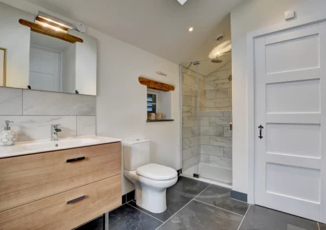 Bedroom #1 en-suite bathroom at Summercombe, Berrynarbor