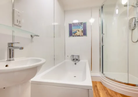 Bedroom #1 en-suite bathroom at Sunbeam Cottage, Padstow