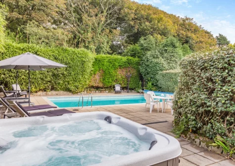 The hot tub & heated outdoor swimming pool at Sundance, Ashton