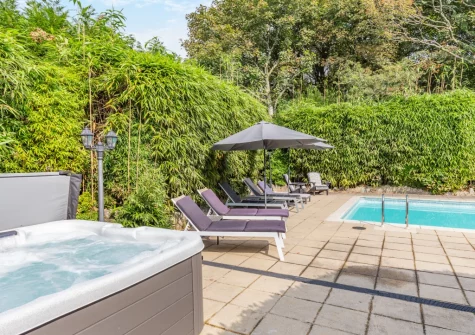 The hot tub & heated outdoor swimming pool at Sundance, Ashton