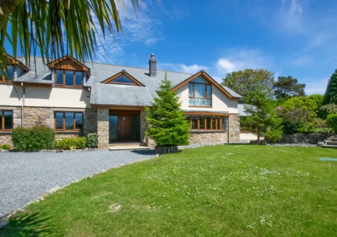 Sundance offers a wealth of fantastic facilities & useful extras, this superb house enjoys a tranquil location in the picturesque village of Tresowes Green