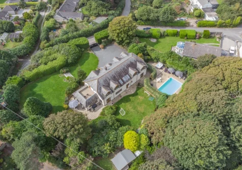 Sundance is set within a large, delightful garden, the beautifully updated hideaway is a wonderful holiday retreat