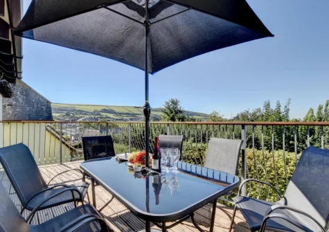 The balcony & alfresco dining area at Sundowner, Croyde