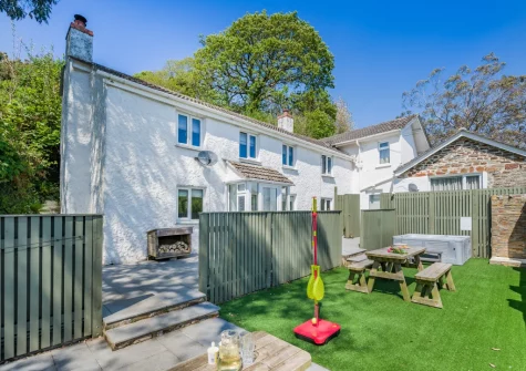 The patio, garden, alfresco dining area & hot tub at Sunflower, Bush
