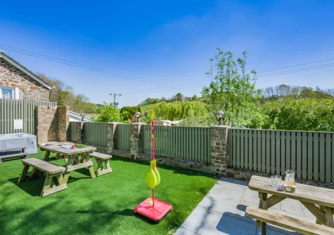 The garden, alfresco dining area & hot tub at Sunflower, Bush