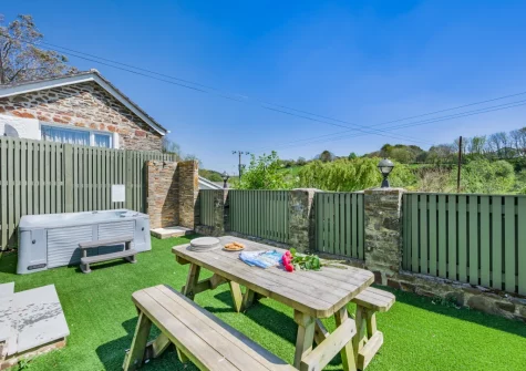 The garden, alfresco dining area & hot tub at Sunflower, Bush