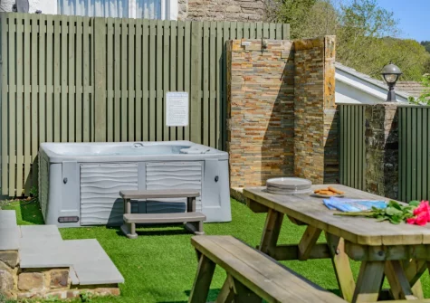 The garden, alfresco dining area & hot tub at Sunflower, Bush
