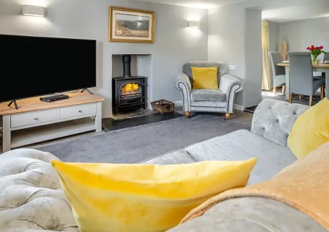 Sunflower, Bush is a charming 16th-century farmhouse conversion offering a peaceful retreat near North Cornwall's best beaches and attractions, with hot tub, wood burner, and family-friendly amenities. Perfect for unforgettable seaside escapes.